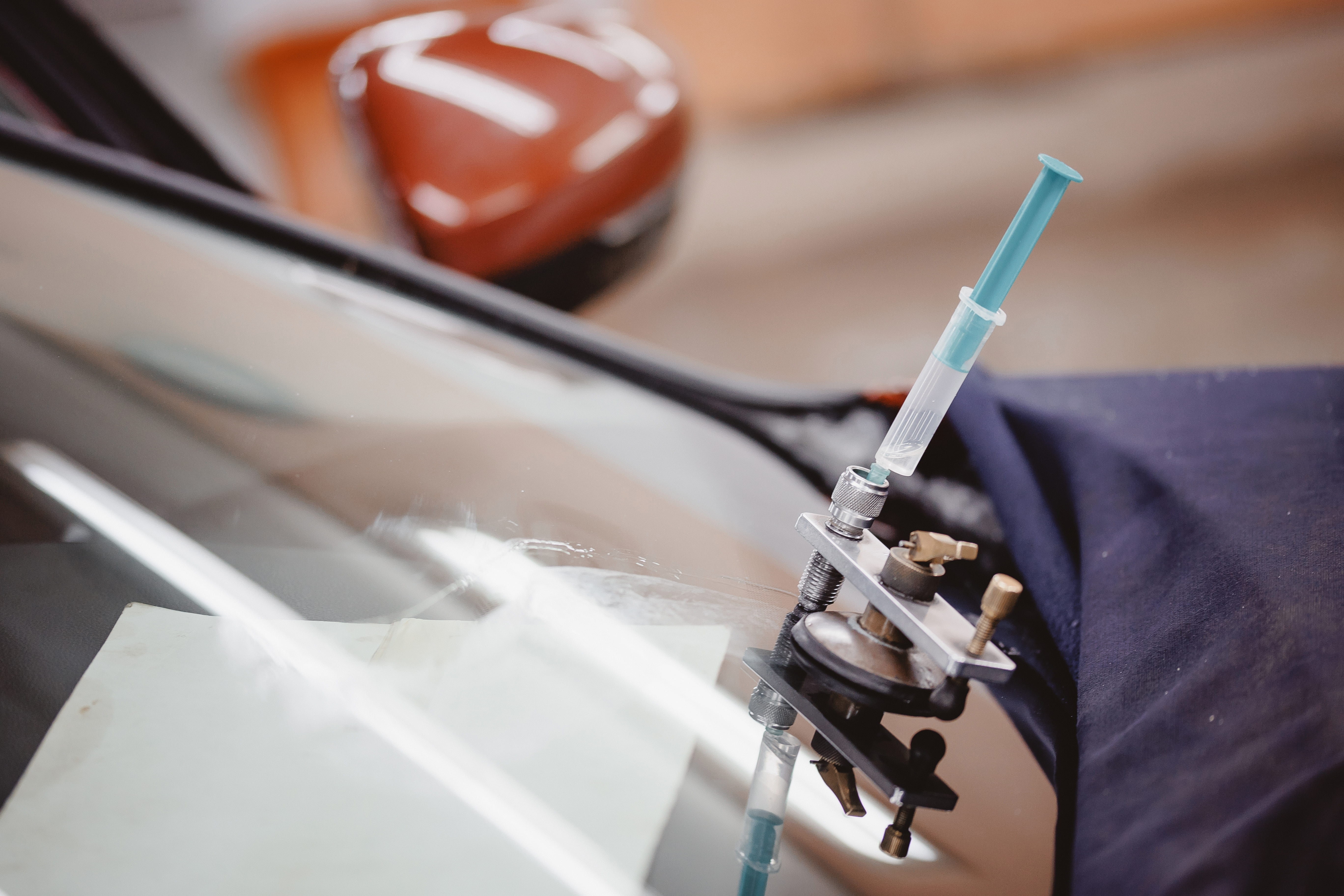 Steinschlagreparatur an Windschutzscheibe